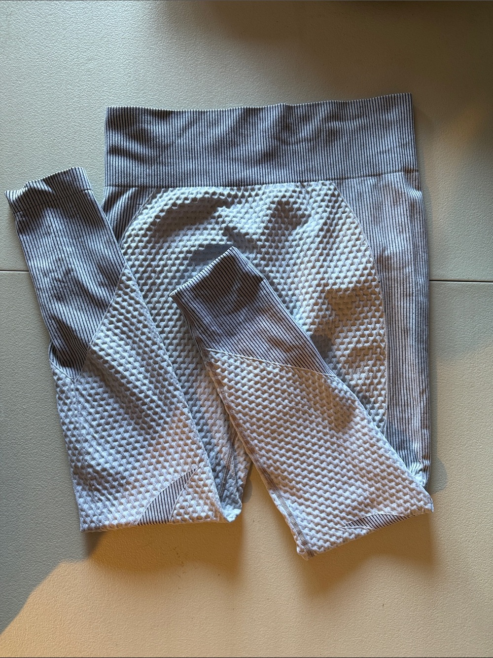 Daisy Textured Two-Tone Gray Workout Leggings Size L